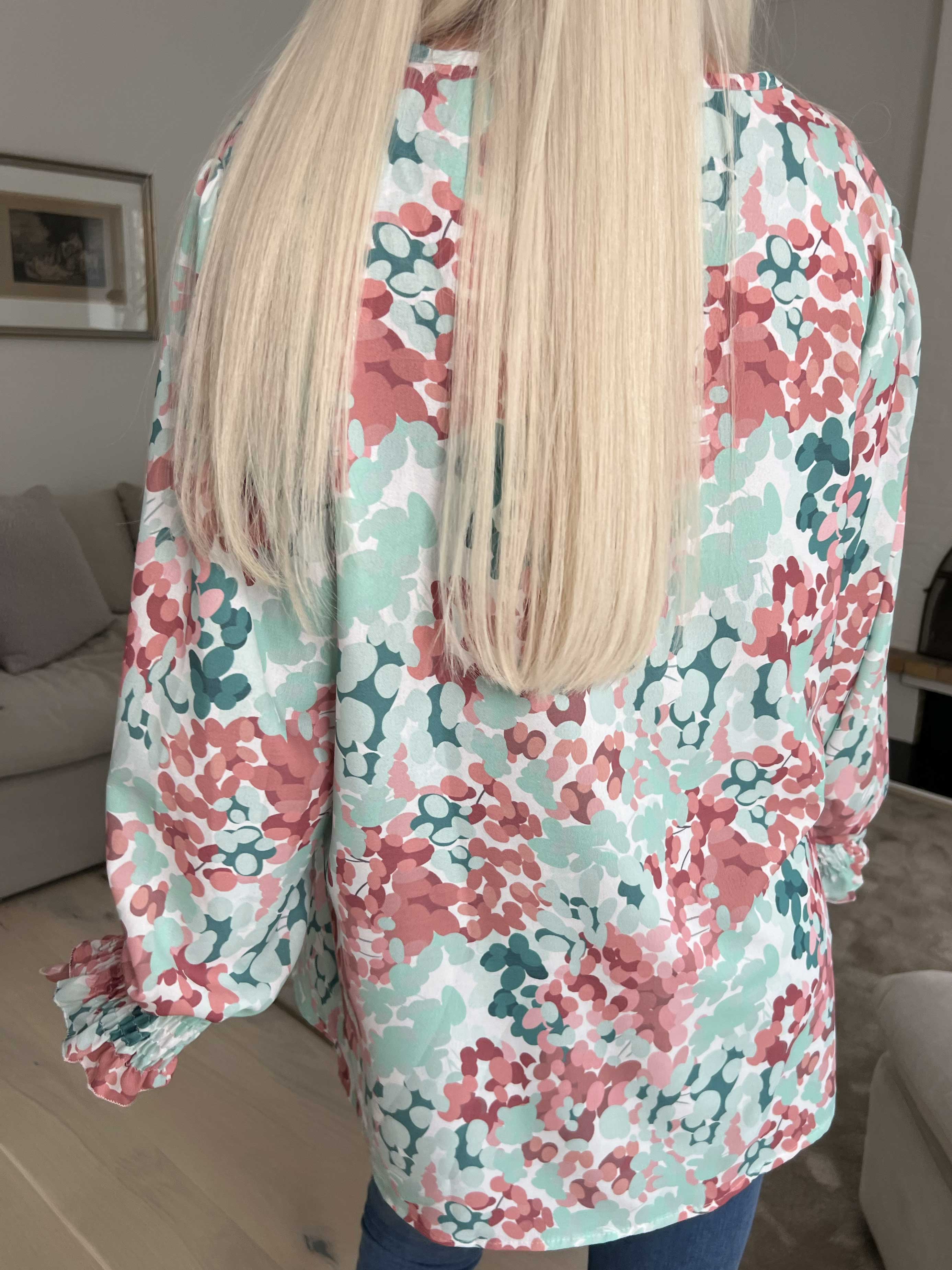 Moa - Mønstret bluse med elastik forenden af ærmerne